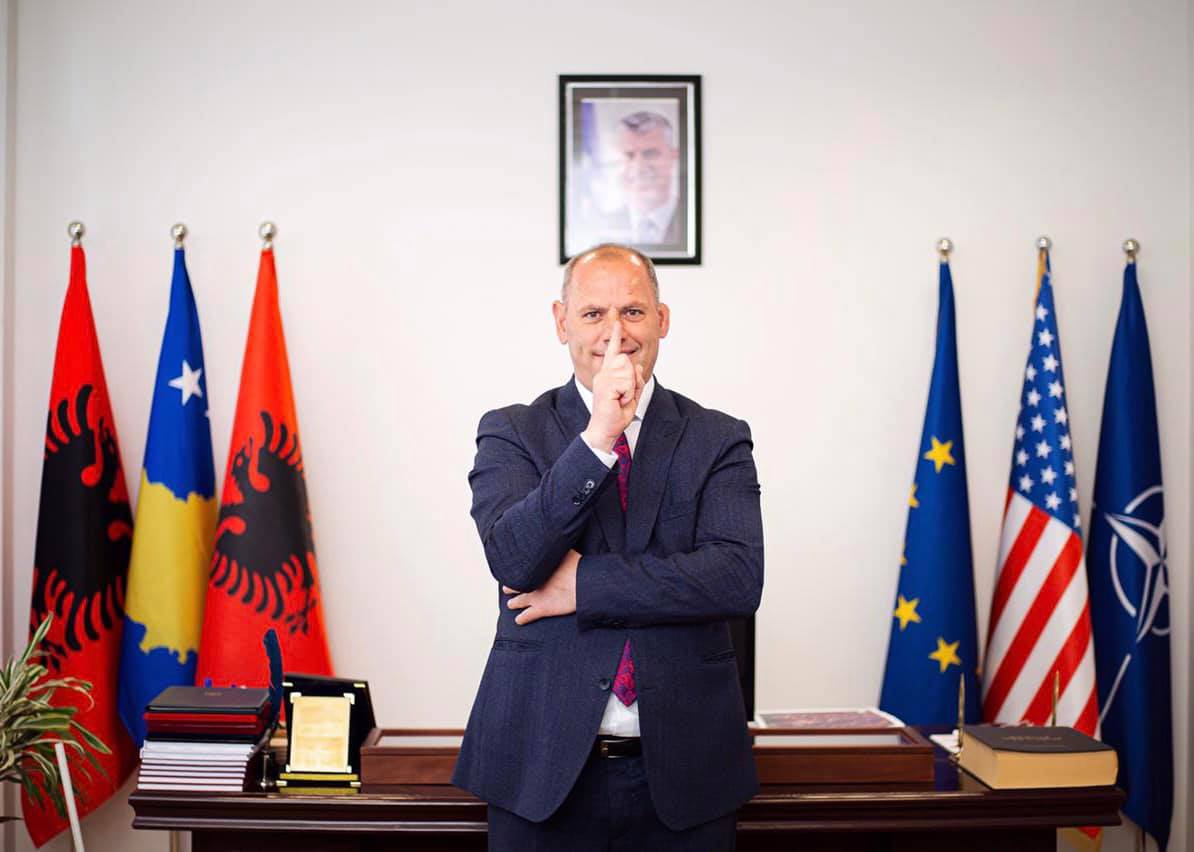 Lladrovci ironizon me Kurtin: Rrushi që nuk arrihet, është i thartë