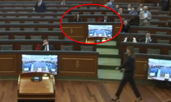 Kurti s’flet me kandidaten Albulena Haxhiun kur kjo hyri në sallë – VIDEO
