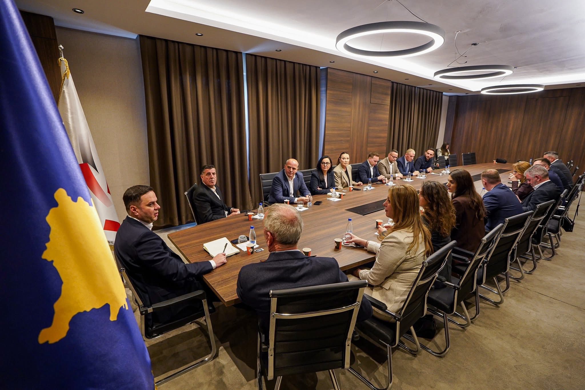 LDK-ja thërret për “muhabet” pas letrës së Kurtit