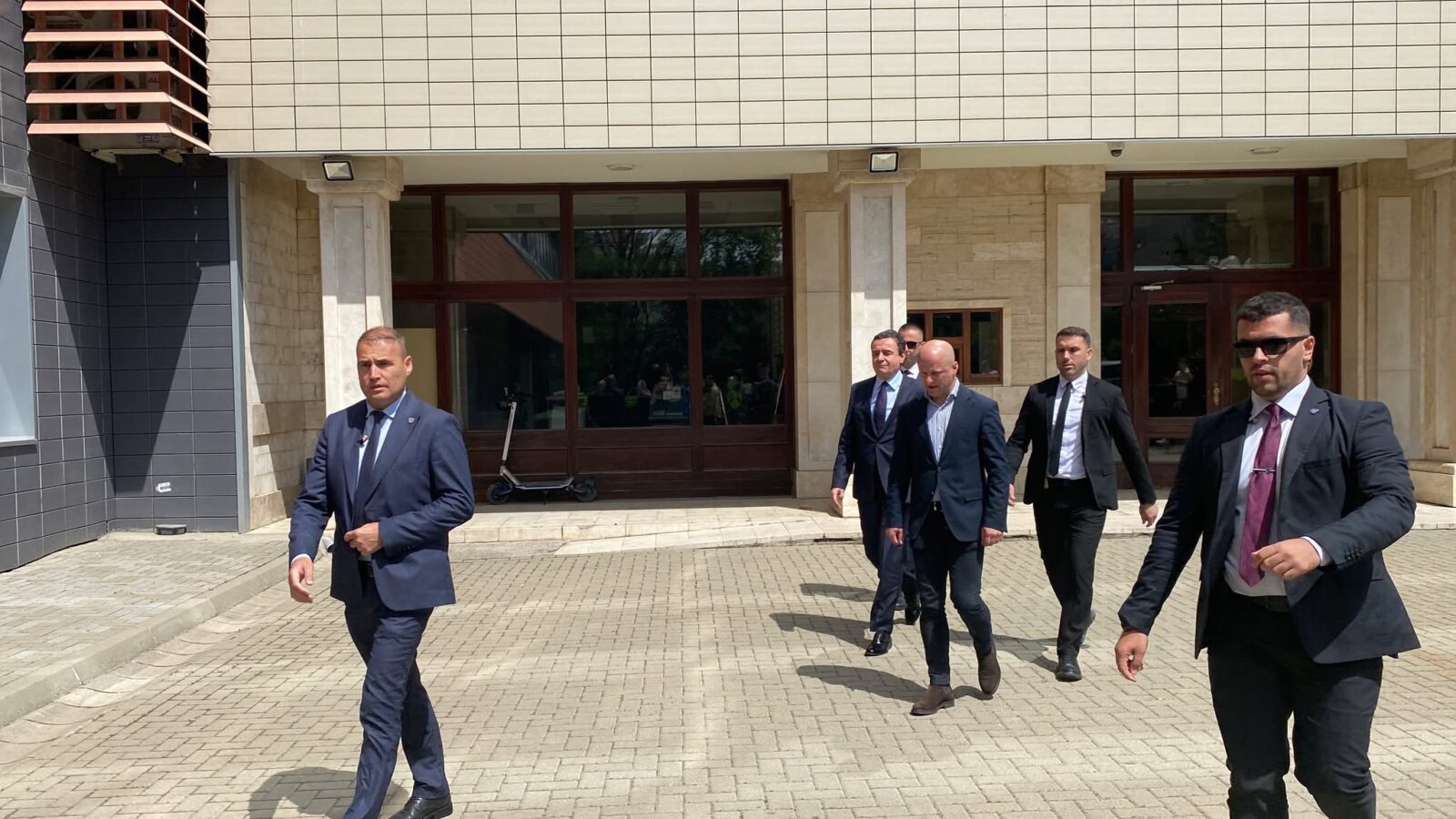Kurti nuk flet që nuk flet me gazetarë, asnjë fjalë për ftesën dërguar Abdixhikut