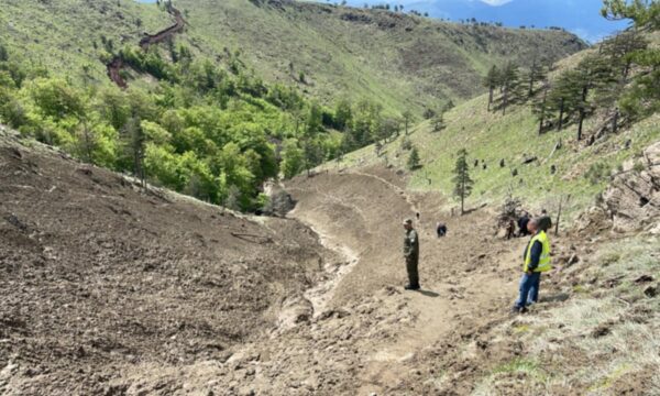 Ekipi i FSK’së në Burrel, nis operacioni i kërkimit të punonjësit që dyshohet se u mbulua nga dheu