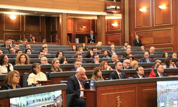 Kusari para seancës: Propozimi i Abdixhikut s’është në rregull, duhet të ketë qeveri dhe opozitë
