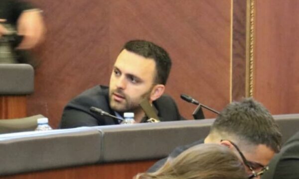 Krasniqi: Qytetarët po paguajnë çmimin për teatrin politik të VV’së, Kushtetuta vlen vetëm kur i konvenon