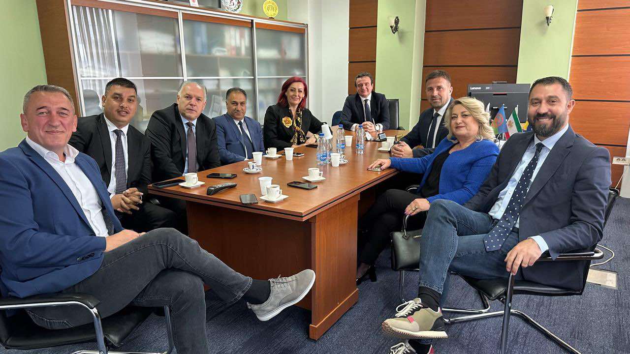 Kurti fton në kafe komunitetet joshumicë para fillimit të seancës, i mungojnë dy deputetë