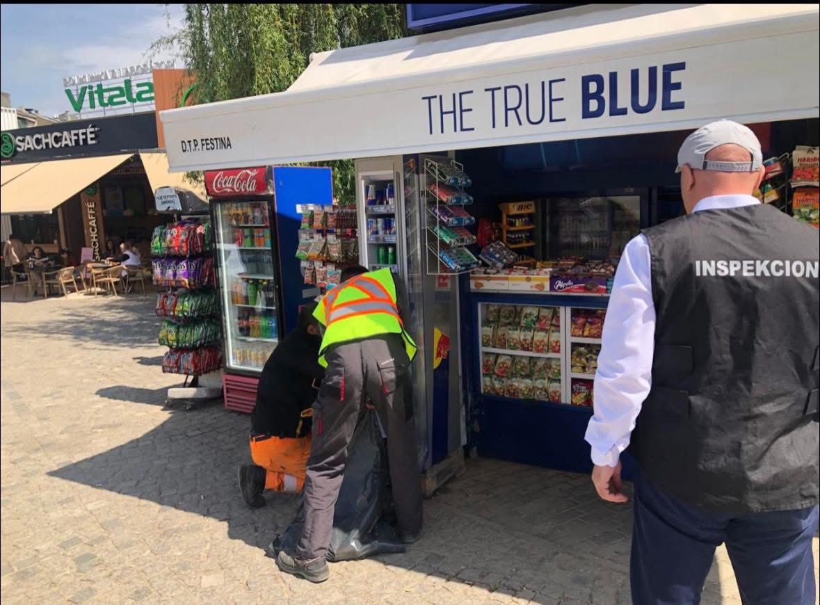 Inspektorati në Prishtinë heq frigoriferët e kioskave
