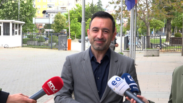 Basha ironizon kërkesat për ndërrim kandidati: Nuk ndërrohet lojtari se ashtu do kundërshtari