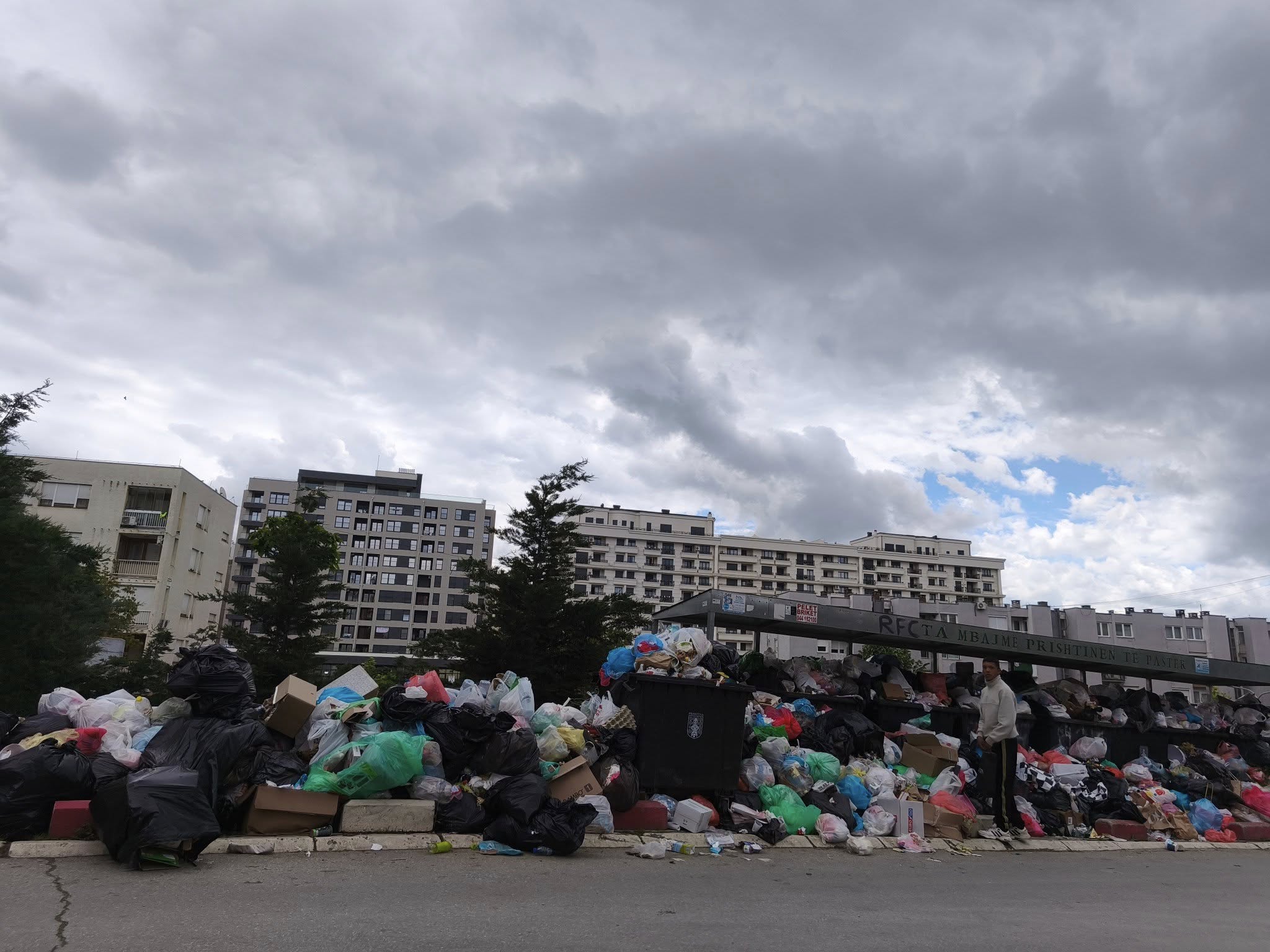 Pamjet me mbeturina, Hoxha – Ramës: E ke bo bërllog kryetar, e ke njollosë Prishtinën edhe respektin për arkitektin