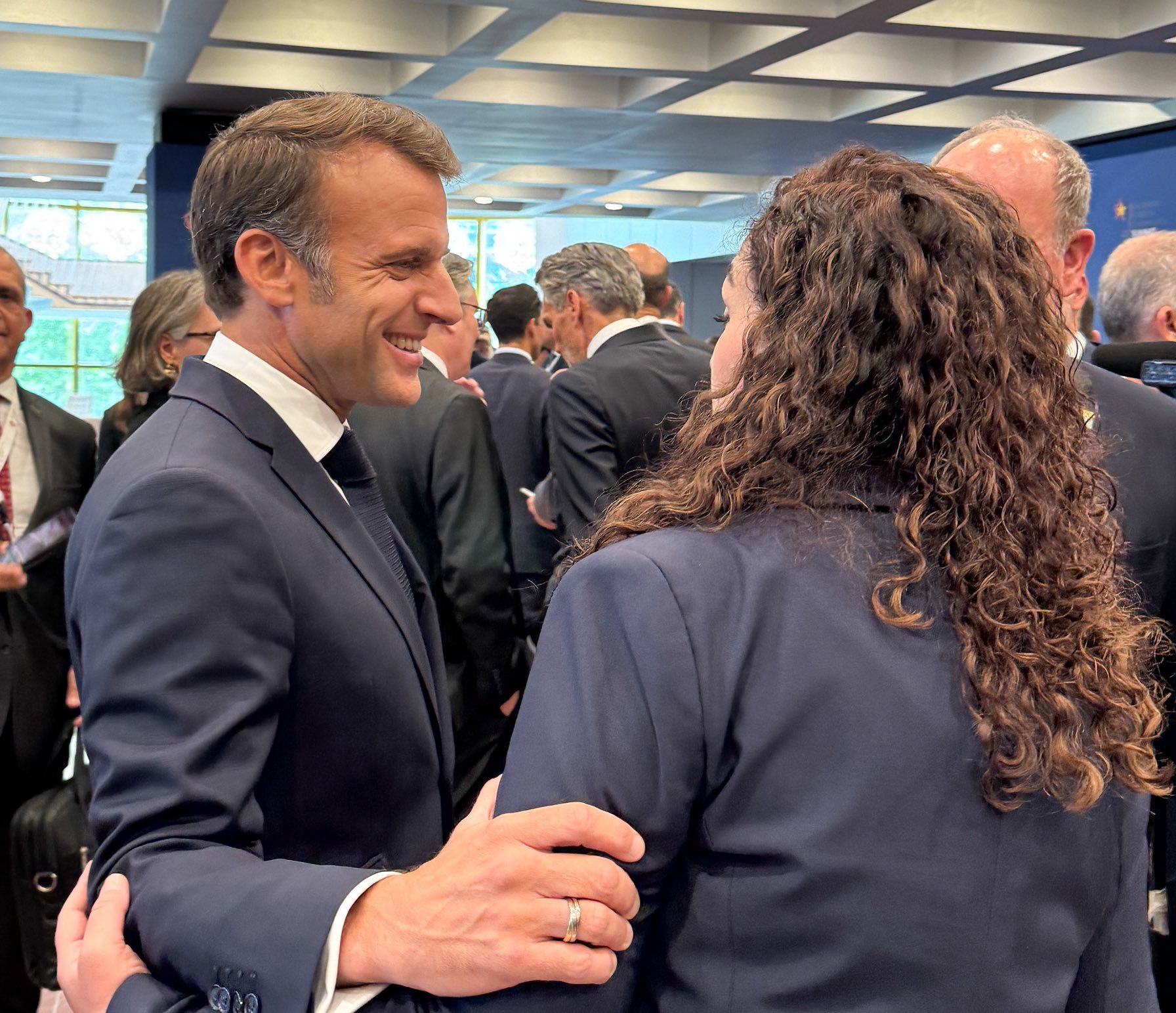 Duarshtrëngime me Macron, Merz, Starmer, Erdogan, Kallasin e Rutte – Osmani ndan pamje nga Samiti në Tiranë