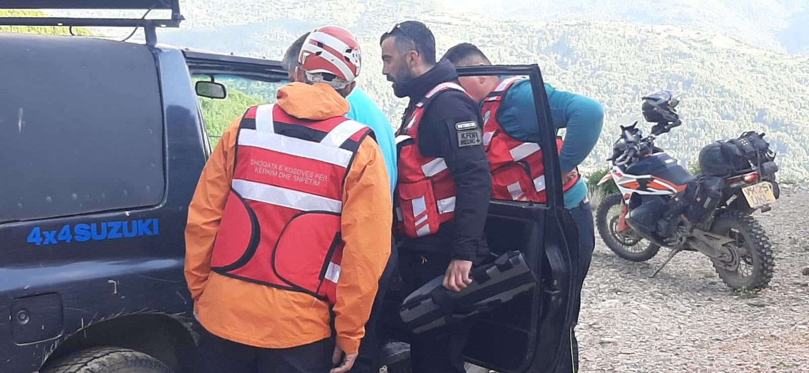SHKKSH dhe zjarrfikësit evakuojnë shtetas të huaj – publikohen pamjet
