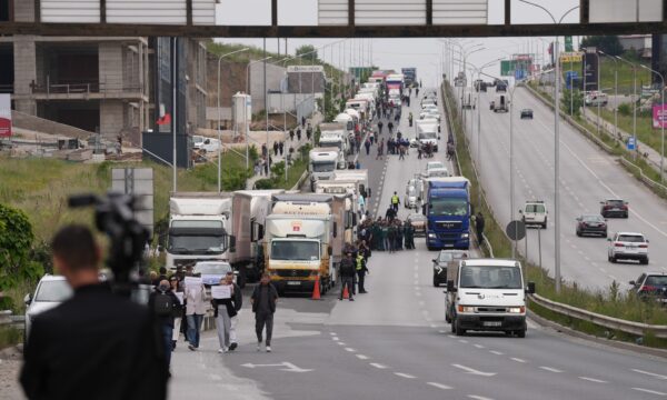 Protesta e bizneseve që bllokuan sot hyrjet e Prishtinës del në “Reuters”, “Kurti s’jep shenja se do të lëshojë pe”