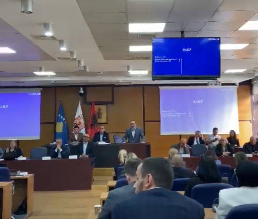Senaca e jashtëzakonshme në Kuvendin Komunal të Prishtinës ka nisur me probleme/ Mungon kryetari Rama