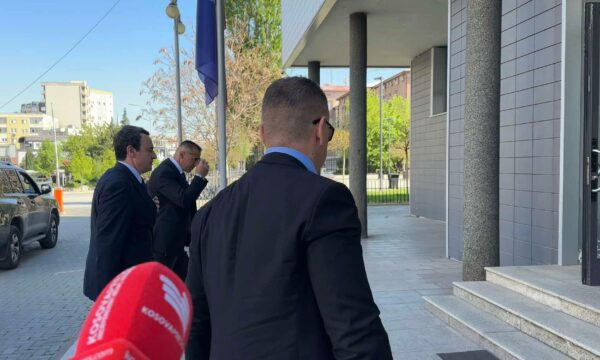 Kurti arrin në Kuvend i rrethuar nga truprojet, nuk prononcohet për mediat