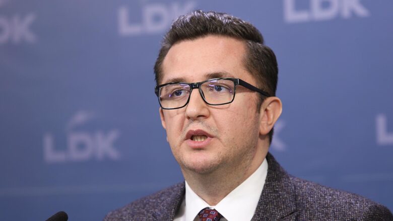 Mustafa godet VV-në: E shkelët Kushtetutën 11 herë, tani po na e citoni