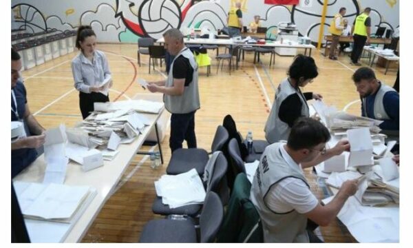 Përplasje në numërim votash në Tiranë, vëzhguesi godet me grusht kryetarin e KZAZ