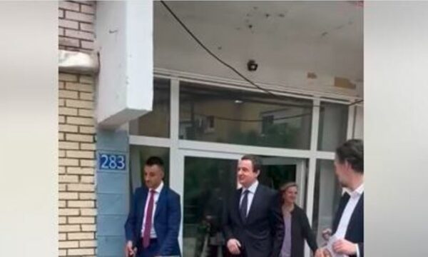 Kurti kalon kah LDK’ja, pyetet pse s’po e viziton Abdixhikun, reagimi i tij: Hëhëhë…
