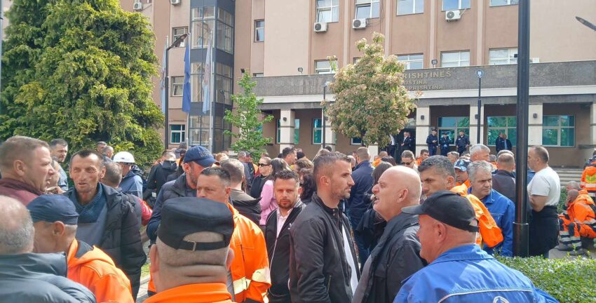 Punëtorët e kompanisë “Pastrimi” në grevë para Komunës së Prishtinës