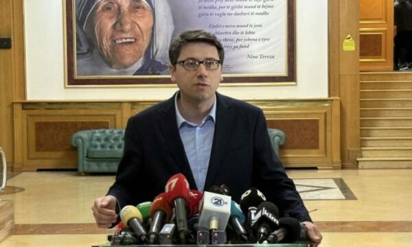 Murati fajëson opozitën përsëri për moskonstituimin: Votojnë kundër ose s’marrin pjesë në votim