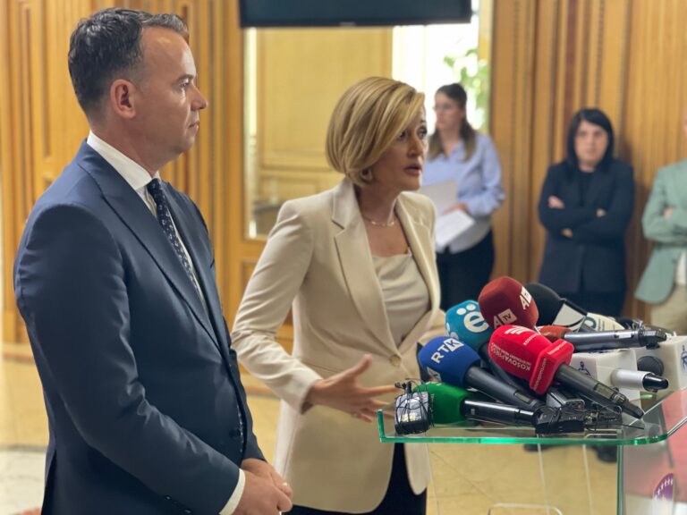 Kusari-Lila: Marrëveshja mes PDK-së, LDK-së, AAK-së dhe Listës Serbe ende funksionale
