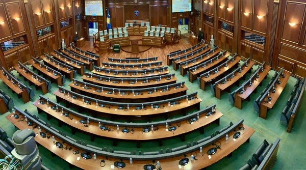 A u shkel rregullorja e Kuvendit të Kosovës me shtyrjen e seancës për në orën 20:00?