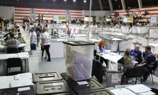 Akuzohet se bleu vota për të bijën, vihet në pranga babai i kandidates së PSD në Fier