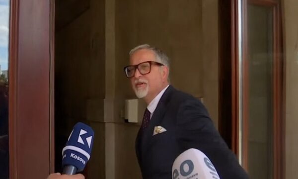 Deklarohet Vitia para seancës: Nuk e ndryshojmë kandidatin për kryeparlamentar