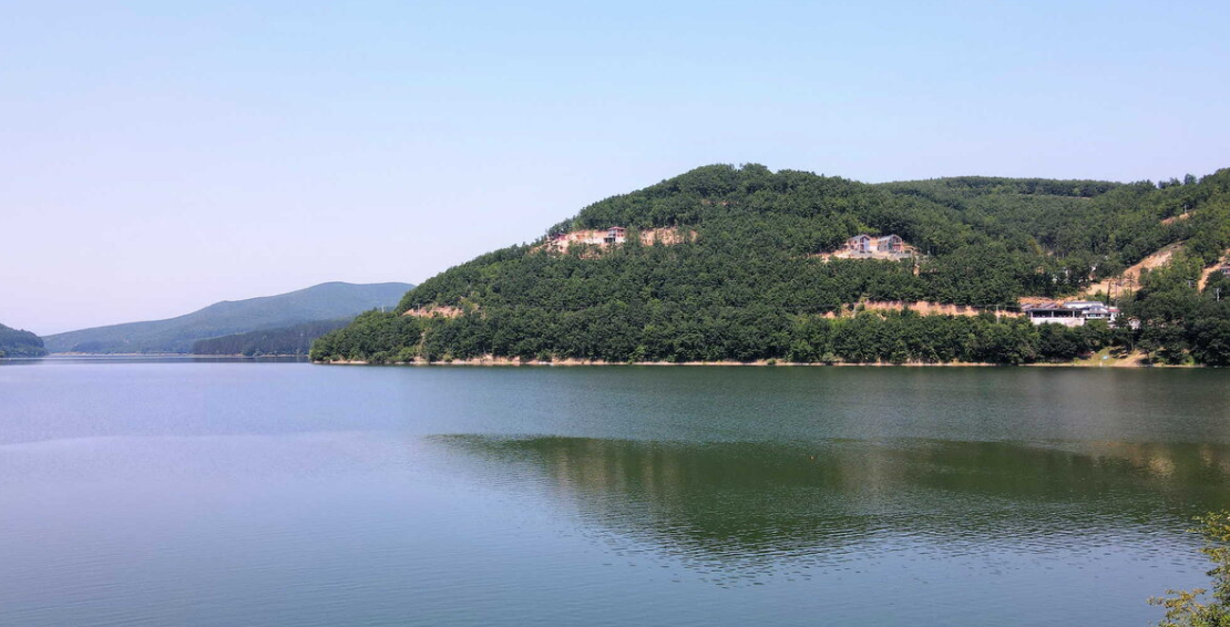 Gjendet pa shenja jete një grua te liqeni i Batllavës