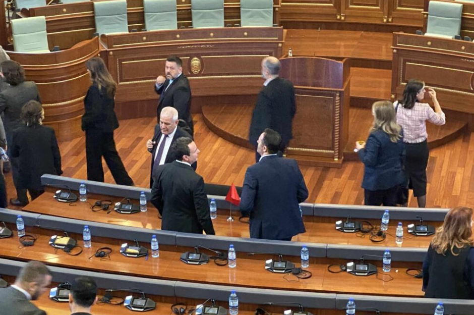 Kurti e Konjfuca shihen duke biseuar pas dështimit të seancës