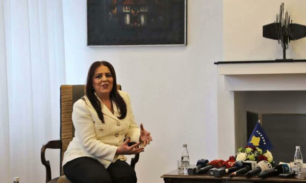 Dumoshi i reagon MKRS-së për sheshin ‘‘Xhorxh Bush’’: S’keni proceduar sipas ligjit, Rama e shpërndan postimin