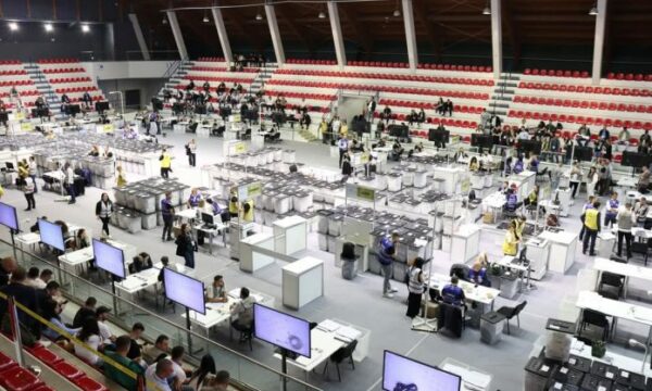 Zgjedhjet në Shqipëri, numërohen 60% e votave nga diaspora, PS në avantazh me 54%