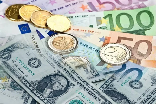 ​Dollari fiton vlerë