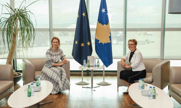 Gërvalla e pret Kallasin në aeroport: Po vjen në një moment jemi më të angazhuar se kurrë në forcimin e institucioneve demokratike