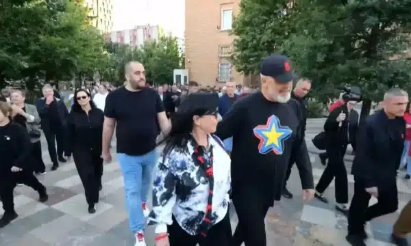 Pas fitores, Rama në shesh bashkë me Lindën dhe tre fëmijët e tyre
