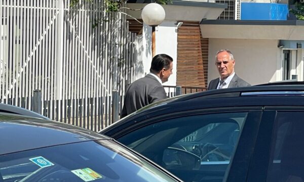 ‘‘Njihemi qëmoti’’, Nait Hasani i PDK-pas Haxhiut “kapet” duke biseduar edhe me Bahtirin e VV para seancës