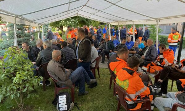 Punëtorët e Pastrimit vazhdojnë grevën edhe të shtunën, ushqehen nën tendën e vendosur përballë Komunës