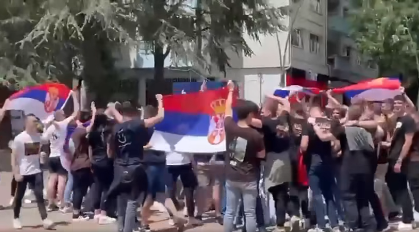 Sveçla: Maturantët në veri bënë thirrje shoviniste dhe ngritën tre gishtat