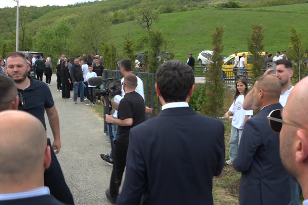 ​Kurti sërish nuk i flet mediave, fëmijët brohorasin Hashim Thaçi