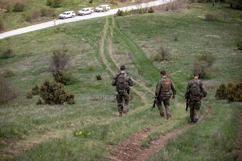 Ushtarët amerikanë dhe gjermanë patrullojnë përgjatë kufijve të Kosovës