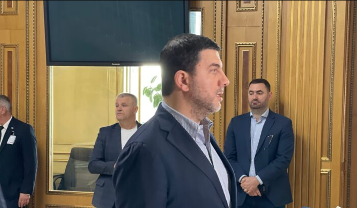 Krasniqi: Kurti po tallet, kaloi një muaj e s’kemi Kuvend, nëse kjo s’është krizë s’e di çka po flet ai
