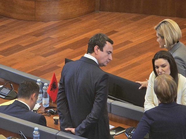Albin Kurti i shkon në zyrë Bedri Hamzës për takim