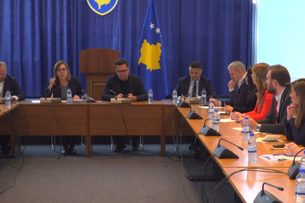 PDK e LDK kritikojnë Autoritetin e Konkurrencës dhe ZRRE-në për shmangie të raportimit në Kuvend