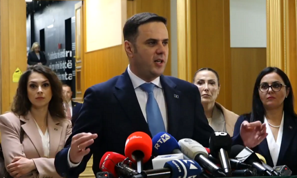 Abdixhiku: Askush nuk e ka shumicën, ose të ulemi të flasim, ose të vazhdojmë këtë cirk