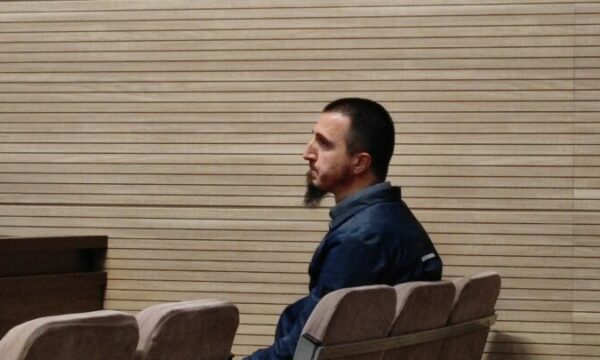 Deklarohet i pafajshëm arsimtari që akuzohet se hodhi në mbeturina flamurin kombëtar dhe plisin