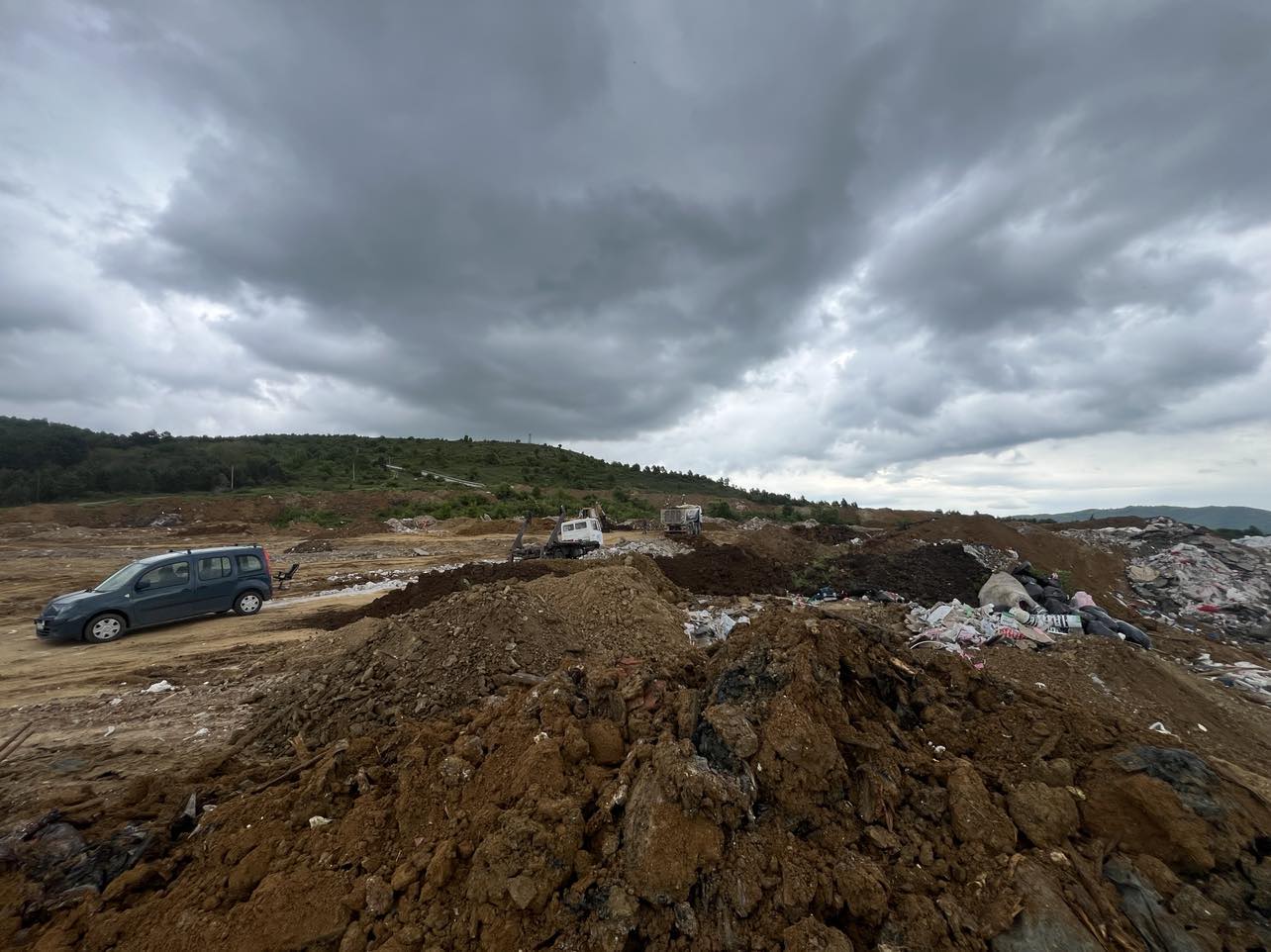 Punëtori e vuri re foshnjën pa shenja jete, teksa zbrazte dheun në deponi