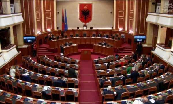 82 deputetë largohen nga parlamenti i Shqipërisë, reagimet e tyre pas përfundimit të mandatit