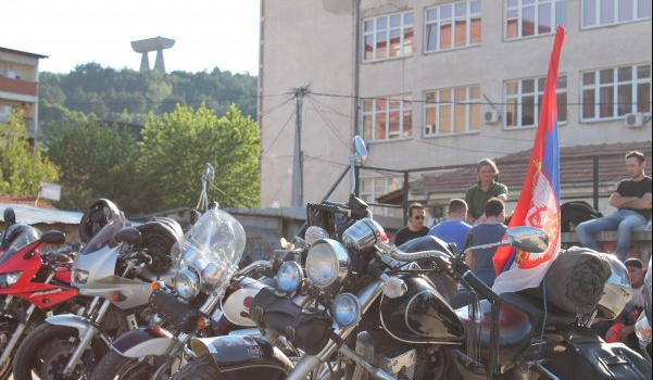 Motoçiklistë me flamuj serb shihen në rrugën Gjakovë-Prishtinë duke provokuar qytetarët – Nuk i ndalen as Policisë
