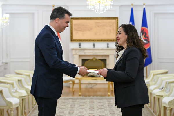​Osmani pranoi letrat kredenciale nga ambasadori i ri i Hungarisë në Kosovë