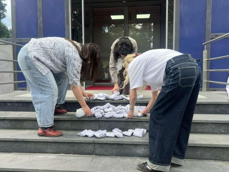 “Peceta nuk është luks”, QIKA me aksion simbolik para Qeverisë kërkon heqjen e TVSH-së për produktet menstruale