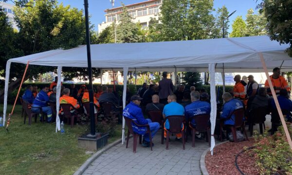 Punëtorët e ‘Pastrimit’ e vazhdojnë grevën, vendosin tendë përballë Komunës