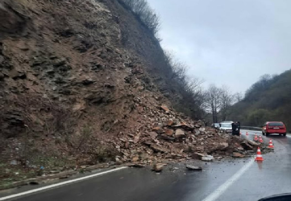 ​Rrëshqitje dheu në rrugën Mavrovë-Dibër, apel për kujdes gjatë vozitjes