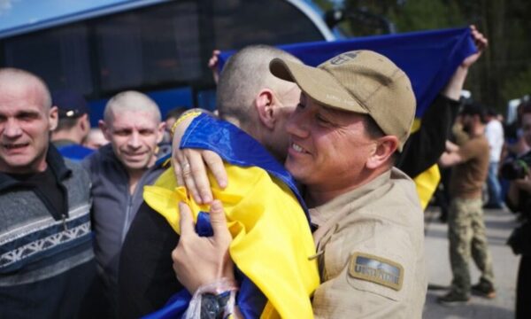 Ukraina dhe Rusia shkëmbejnë rreth 800 të burgosur